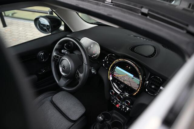 Mini COOPER Hatchback Classic / Panoramadak / Sportstoelen / LED / Cruise Control / 16" LM Victory Spoke zwart