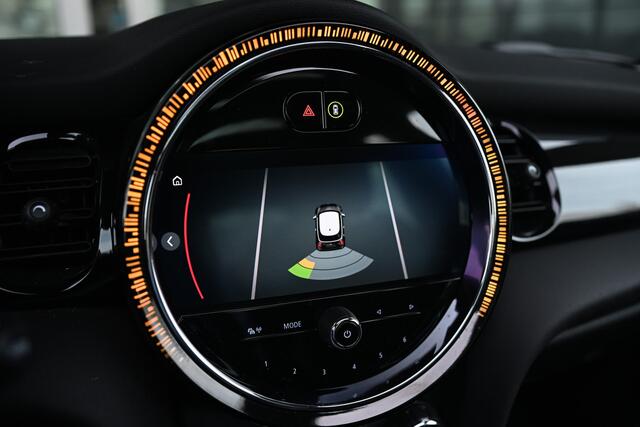 Mini COOPER Hatchback Classic / Panoramadak / Sportstoelen / LED / Cruise Control / 16" LM Victory Spoke zwart