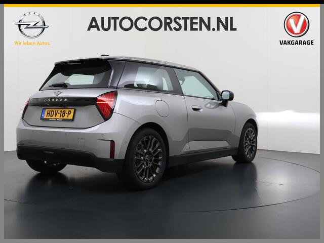 Mini COOPER Mini E 40.7kWh SOH 99% Navi Camera Apple Carplay Android Auto Cruise Control Pdc Lmv DAB Led Regen-Lichtsensor Bluetooth Dodehoek detector Rijstrooksensor WiFi Isofix Origineel Nederlandse Auto Fabrieksgarantie tot 7-2-2028 Accu garantie tot 7-2-2033/160.