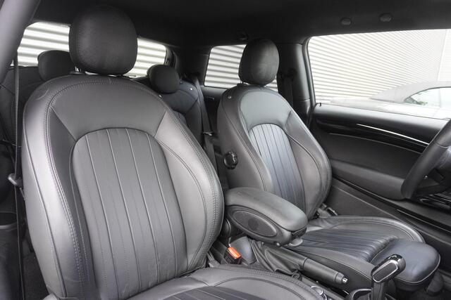 Mini COOPER 3-deurs C Classic Uitvoering | Premium Go Pakket | 17 inch LM Tentacle Spoke black | Piano Black Exterior pack | Achteruitrijcamera | Extra getint glas