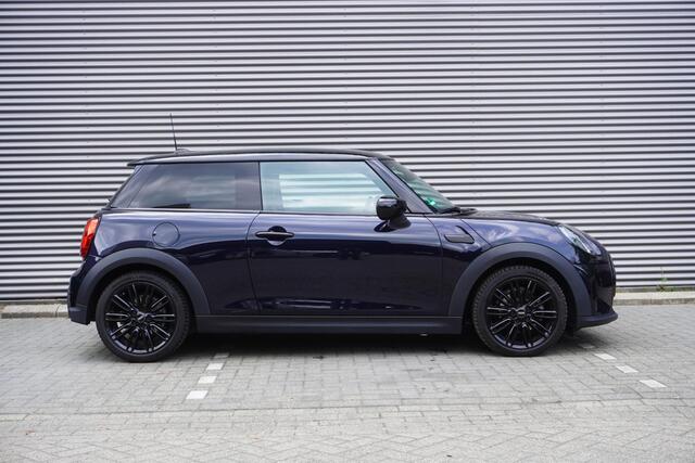 Mini COOPER 3-deurs C Classic Uitvoering | Premium Go Pakket | 17 inch LM Tentacle Spoke black | Piano Black Exterior pack | Achteruitrijcamera | Extra getint glas
