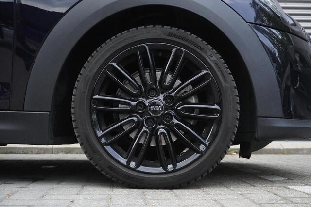 Mini COOPER 3-deurs C Classic Uitvoering | Premium Go Pakket | 17 inch LM Tentacle Spoke black | Piano Black Exterior pack | Achteruitrijcamera | Extra getint glas