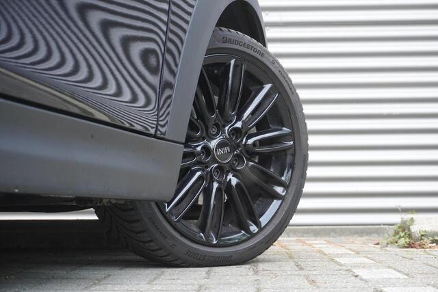 Mini COOPER 3-deurs C Classic Uitvoering | Premium Go Pakket | 17 inch LM Tentacle Spoke black | Piano Black Exterior pack | Achteruitrijcamera | Extra getint glas