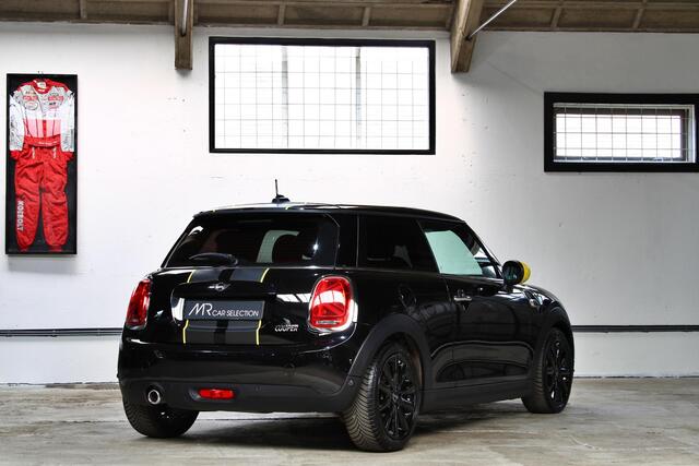 Mini COOPER Mini 1.5 Chili | Serious Business | Automaat | 17 inch | Parkeerassistent | Head-Up | NL auto |