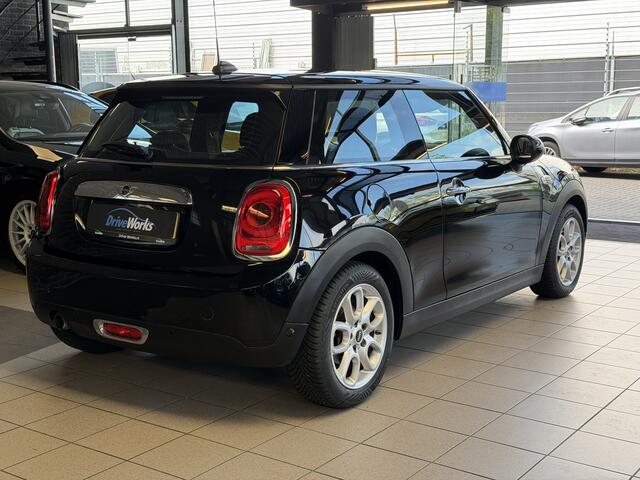 Mini COOPER 1.5 Serious B | Automaat | Carplay | Xenon | PDC | Weinig KM | Interesse in een bezichtiging of proefrit, bel of app met 06-24282842 / 06-42130156