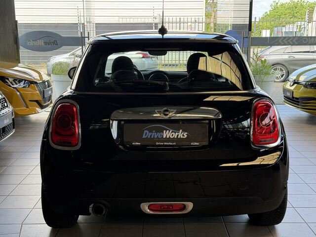 Mini COOPER 1.5 Serious B | Automaat | Carplay | Xenon | PDC | Weinig KM | Interesse in een bezichtiging of proefrit, bel of app met 06-24282842 / 06-42130156
