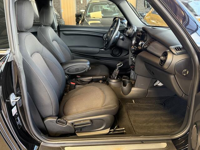 Mini COOPER 1.5 Serious B | Automaat | Carplay | Xenon | PDC | Weinig KM | Interesse in een bezichtiging of proefrit, bel of app met 06-24282842 / 06-42130156