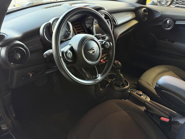 Mini COOPER 1.5 Serious B | Automaat | Carplay | Xenon | PDC | Weinig KM | Interesse in een bezichtiging of proefrit, bel of app met 06-24282842 / 06-42130156
