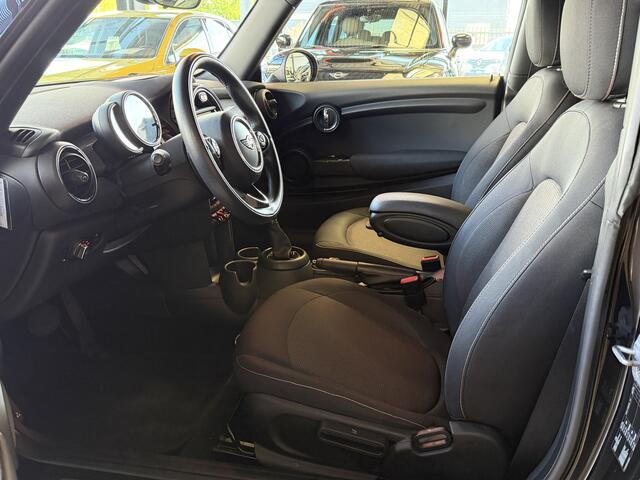 Mini COOPER 1.5 Serious B | Automaat | Carplay | Xenon | PDC | Weinig KM | Interesse in een bezichtiging of proefrit, bel of app met 06-24282842 / 06-42130156