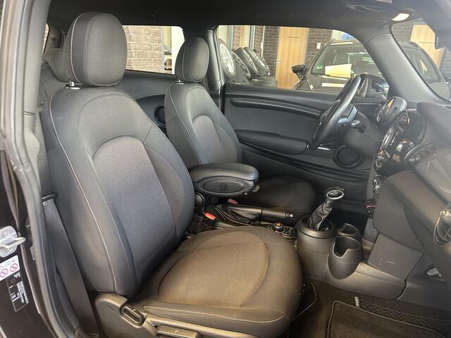 Mini COOPER 1.5 Serious B | Automaat | Carplay | Xenon | PDC | Weinig KM | Interesse in een bezichtiging of proefrit, bel of app met 06-24282842 / 06-42130156