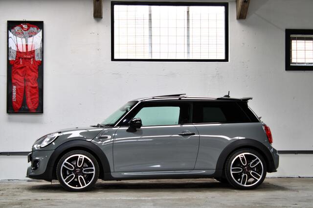 Mini COOPER Mini 1.5 Serious Business | Panoramadak | John Cooper Works | Parkeersensoren achter | 18 inch | NL auto |