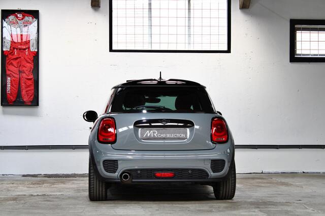 Mini COOPER Mini 1.5 Serious Business | Panoramadak | John Cooper Works | Parkeersensoren achter | 18 inch | NL auto |