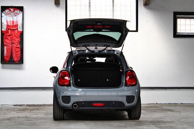 Mini COOPER Mini 1.5 Serious Business | Panoramadak | John Cooper Works | Parkeersensoren achter | 18 inch | NL auto |