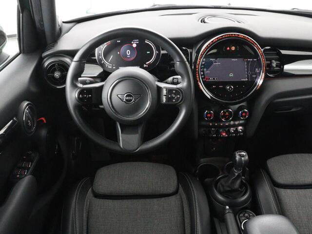 Mini COOPER 1.5 Business Edition | Harman/Kardon | Carplay | Verwarmde voorruit | Navigatie | Full LED | Half leder | Parkeerhulp | Climate control | Cruise control | Bluetooth | British Racing Green