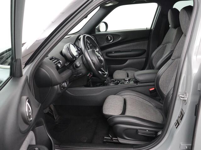 Mini COOPER CLUBMAN 1.5 Chili Serious Business | Stoelverwarming | Trekhaak | Full LED | Park Assist | Sportstoelen | Navigatie | Climate control | Half leder | Bluetooth | Cruise control