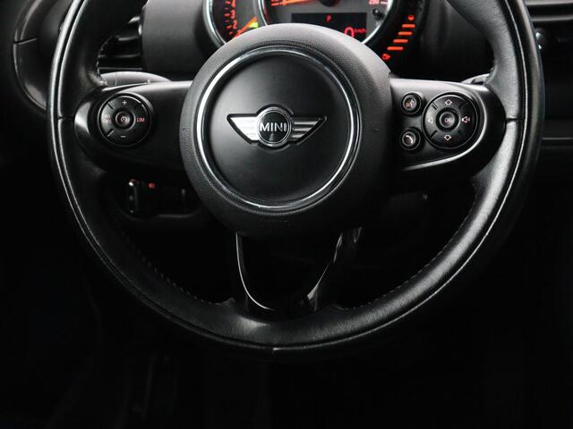 Mini COOPER CLUBMAN 1.5 Chili Serious Business | Stoelverwarming | Trekhaak | Full LED | Park Assist | Sportstoelen | Navigatie | Climate control | Half leder | Bluetooth | Cruise control