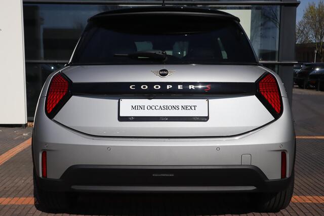 Mini COOPER S 5-deurs 2.0 Favoured Trim + Pakket M / Panoramadak /MINI Head-Up Display