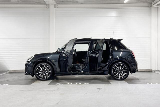 Mini COOPER S 5-deurs | John Cooper Works Uitvoerung | Pakket XL | 18" JCW Lap Spoke two-tone