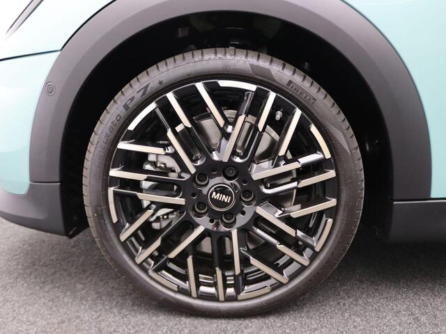 Mini COOPER S 5-Deurs Favoured + Pakket S + Parking Assistant + Driving Assistant + Elektrisch verwarmde voorstoelen + Comfort Access + Stuurwielrand verwarmd