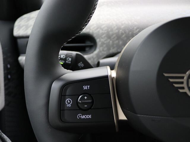 Mini COOPER S 5-Deurs Favoured + Pakket S + Parking Assistant + Driving Assistant + Elektrisch verwarmde voorstoelen + Comfort Access + Stuurwielrand verwarmd