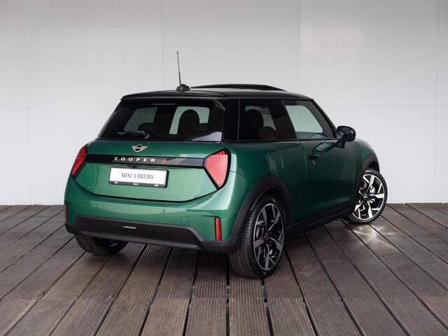 Mini COOPER S Favoured Trim | Pakket XL | Harman Kardon | Comfort Access | Panoramadak | Head-Up Display | Driving Assistant Plus