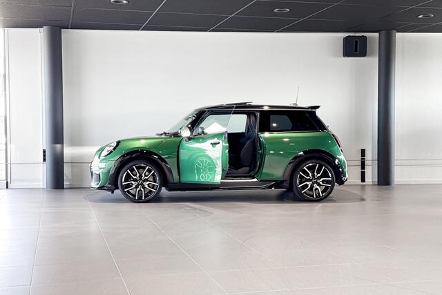 Mini COOPER S 3-deurs 2.0 Favoured M | Glazen Panoramadak | Harman Kardon | Stoelverwarming | Head-Up Display |
