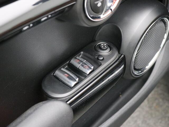 Mini COOPER S Mini Cabrio 2.0 Chili Serious Business / Navigatie / Parkeersensoren voor en achter / Historie digitaal aanwezig / Stoelverwarming voor / Airco Climat Control / LMV / Elektrisch Cabriodak / Lederen bekleding /