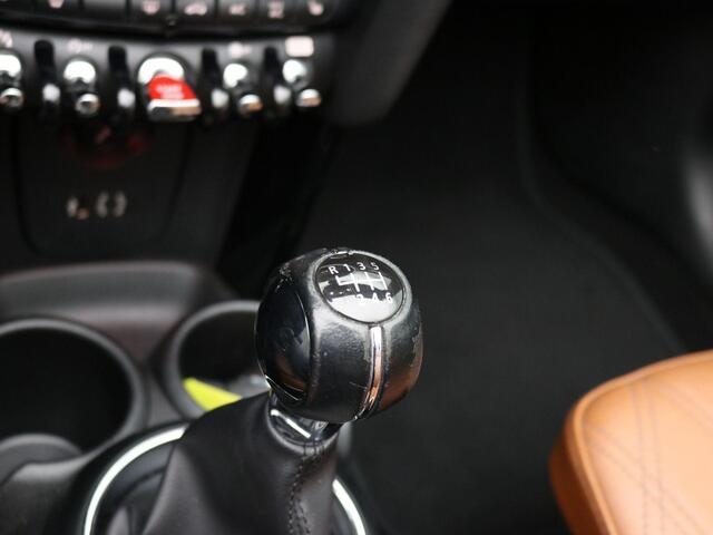 Mini COOPER S Mini Cabrio 2.0 Chili Serious Business / Navigatie / Parkeersensoren voor en achter / Historie digitaal aanwezig / Stoelverwarming voor / Airco Climat Control / LMV / Elektrisch Cabriodak / Lederen bekleding /