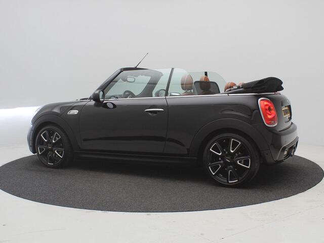 Mini COOPER S Mini Cabrio 2.0 Chili Serious Business / Navigatie / Parkeersensoren voor en achter / Historie digitaal aanwezig / Stoelverwarming voor / Airco Climat Control / LMV / Elektrisch Cabriodak / Lederen bekleding /