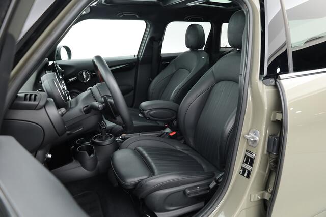 Mini COOPER S Hammersmith - Orig. NL | Pano | HUD | JCW Pakket | Harman Kardon | Adapt. Cruise | Stoelverw. | Leder | PDC | Nav + App.connect | V