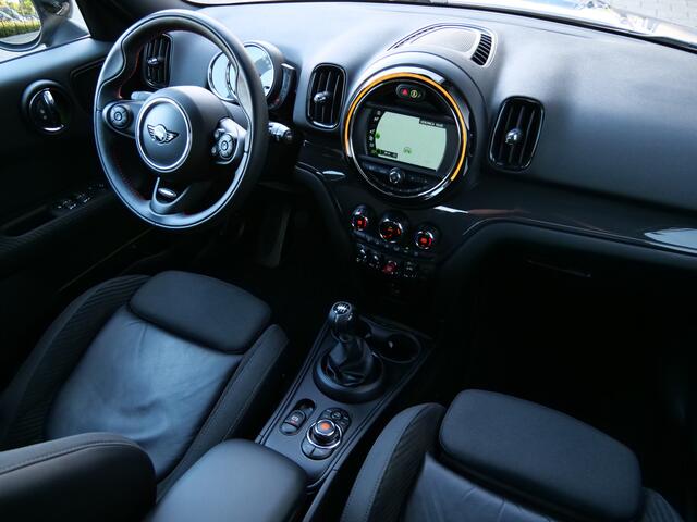 Mini COUNTRYMAN Mini 1.5 136pk Cooper Navigatie / 18 inch / Parkeersensoren