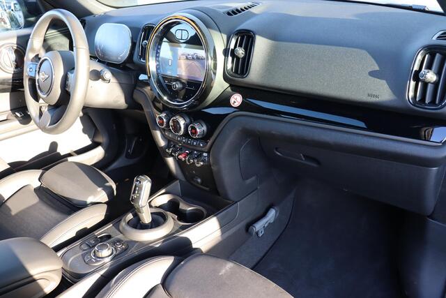 Mini COUNTRYMAN Mini 1.5 Cooper Classic Panoramadak / Comfort Acces / Achteruitrijcamera / Sportstoelen / Stoelverwarming / Cruise control adaptive / DAB / Navigatie /