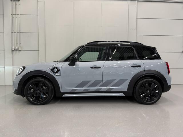 Mini COUNTRYMAN 2.0 Cooper SE ALL4 Untamed PANO/H&K/HEAD-UP/CAMERA/18"BLACK/MEMORY/SFEER/UNION-FLAG A.LICHTEN/UNIEKE AUTO, ALLE EXTERIEUR ACCENTEN BLACK ALL BLACK INCL. BELTLINE EN VELGEN BLACK/MOMENTUM-GREY