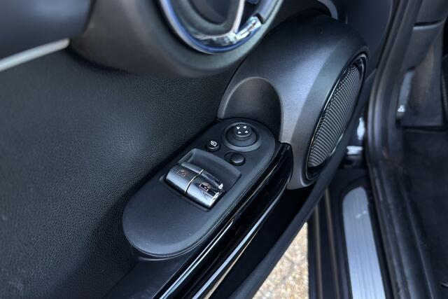 Mini Electric Cooper SE Panodak | Head-Up | Sportleder | Adaptive Cruise | Camera | Stoelverwarming