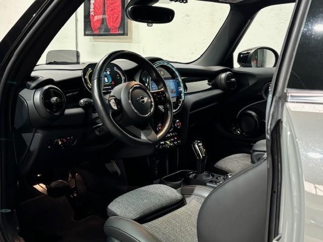 Mini Electric Mini Business Edition 33 kWh | Panoramadak | Driving Assist | Comfort Plus | NL auto | BTW |