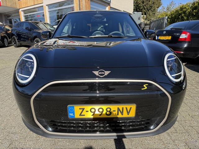 Mini Electric Mini Cooper SE 54 kWh Favoured M-pack, Camera | Pano | Leer