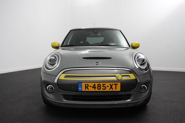 Mini Electric Cooper Charged 33 kWh | Leder | Climate Control | Cruise Control | Navigatie | Camera | Head up | Harman Kardon