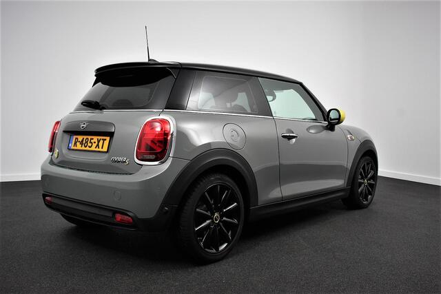 Mini Electric Cooper Charged 33 kWh | Leder | Climate Control | Cruise Control | Navigatie | Camera | Head up | Harman Kardon