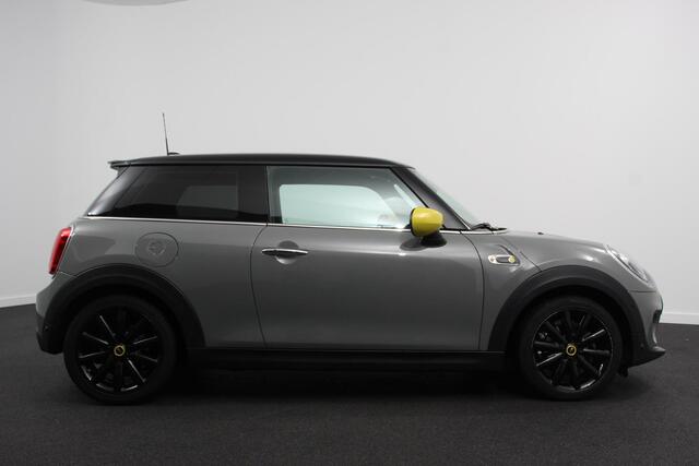 Mini Electric Cooper Charged 33 kWh | Leder | Climate Control | Cruise Control | Navigatie | Camera | Head up | Harman Kardon