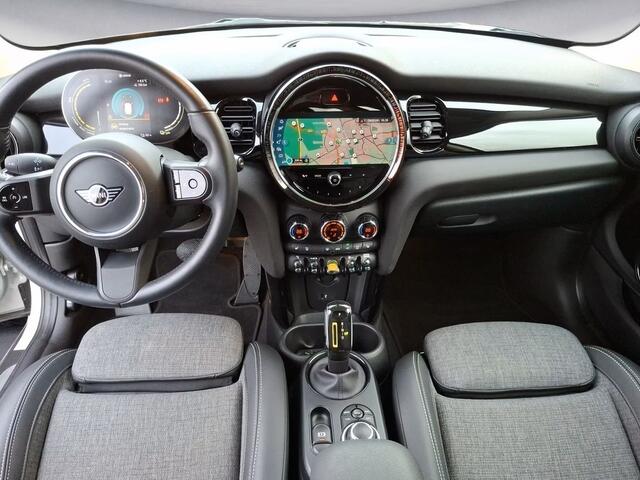 Mini Electric E COOPER SE 33 kWh ** LED, NAVI+, HALF/LEDER, PRIVACY GLAS, CAMERA ** 1e EIG - Slechts 12.280km. ** ** INFORMEER OOK NAAR ONZE AANTREKKELIJKE FINANCIAL-LEASE TARIEVEN **