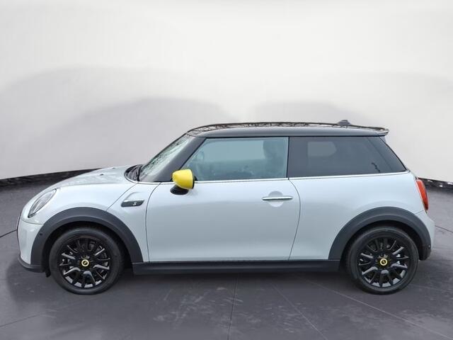Mini Electric E COOPER SE 33 kWh ** LED, NAVI+, HALF/LEDER, PRIVACY GLAS, CAMERA ** 1e EIG - Slechts 12.280km. ** ** INFORMEER OOK NAAR ONZE AANTREKKELIJKE FINANCIAL-LEASE TARIEVEN **