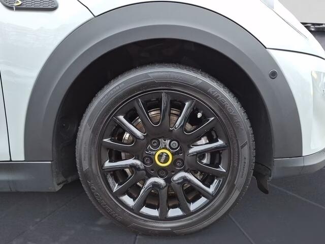 Mini Electric E COOPER SE 33 kWh ** LED, NAVI+, HALF/LEDER, PRIVACY GLAS, CAMERA ** 1e EIG - Slechts 12.280km. ** ** INFORMEER OOK NAAR ONZE AANTREKKELIJKE FINANCIAL-LEASE TARIEVEN **