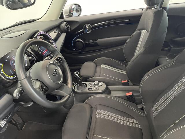 Mini Electric Essential 33 kWh Automaat | Navigatie | Apple Carplay/ Android Auto | Parkeersensoren achter | Cruise Control | Stoelverwarming | Virtual Cockpit | Climate Control