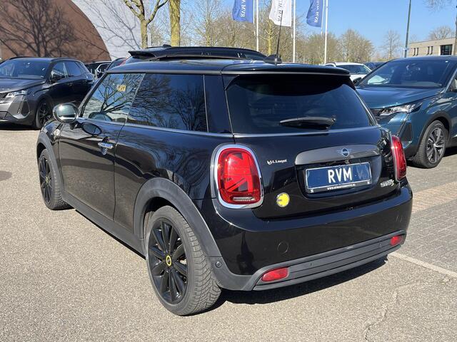 Mini Electric Mini Yours 33 kWh SOH 100% | VAN ¤20.900,- NU VOOR SLECHTS ¤18.877,- Uw LENTEVOORDEEL ¤2.023,-| SUPER COMPLEET UITGEVOERD| PANO | HARMAN KARDON | STOELVERWARMING| HEAD-UP DISPLAY| ACHTERUITRIJCAMERA|