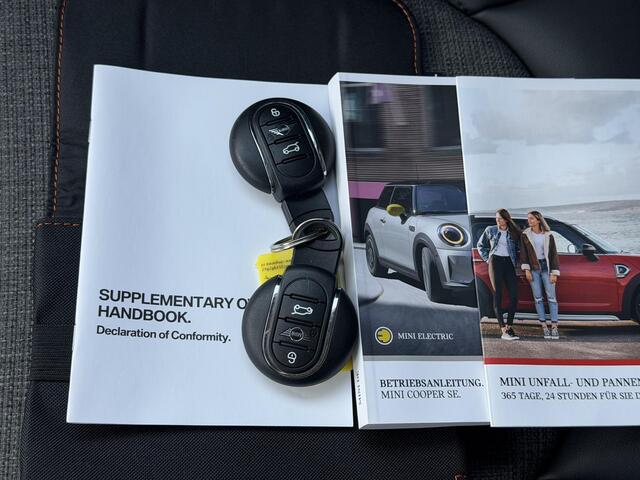 Mini Electric Cooper SE 33 kWh Automaat / Accu SOH 96% / Navigatie / Cruise Control / Stoel Verwarming / Apple Carplay & Android Auto / Start Stop / All Season Banden /