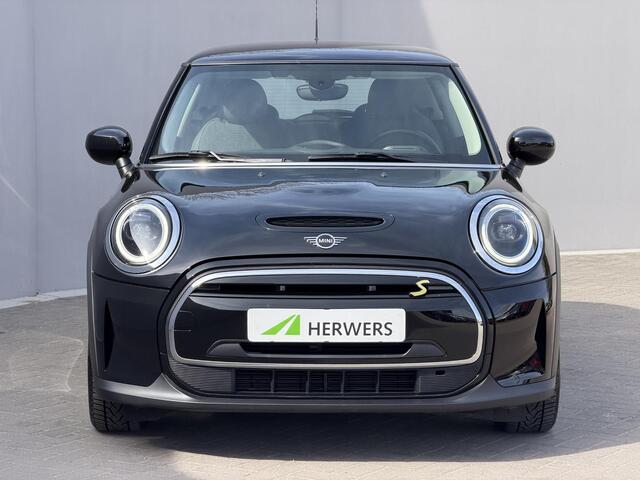 Mini Electric Cooper SE 33 kWh Automaat / Accu SOH 96% / Navigatie / Cruise Control / Stoel Verwarming / Apple Carplay & Android Auto / Start Stop / All Season Banden /