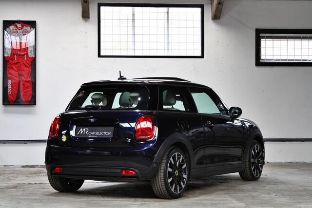 Mini Electric Mini Classic 33 kWh | Panoramadak | Driving Assistant Plus | Apple Carplay | Stuurwielverwarming | NL auto | 1e eigenaar |