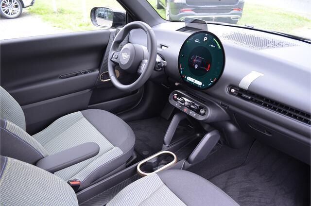 Mini Electric Mini E Blackyard 40.7 kWh NIEUWE AUTO! Stoelverwarmig | Camera | Carplay | Head Up Display | 17 " U-Spoke grey velgen! Nieuwprijs ¤32.990,-!!