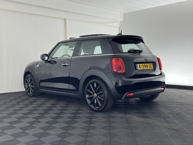 Mini Electric Yours 33 kWh [ 3-Fase ] {SOH-97%} (INCL-BTW) Aut. *HEATPUMP | PANO | LEATHER | DIGI-COCKPIT | HEAD-UP | FULL-LED | NAVI-FULLMAP | HEATED-SPORTSEATS | DAB | CRUISE | HARMAN/KARDON | CAMERA | KEYLESS | AMBIENTLIGHT | 17"ALU*