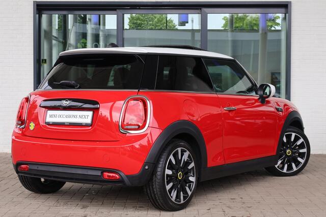 Mini Electric 3-deurs Glazen panoramadak | Stuurwielrand verwarmd | Achteruitrijcamera | Driving Assistant | Harman-Kardon sound system | 17" LM Roulette Spoke two-tone
